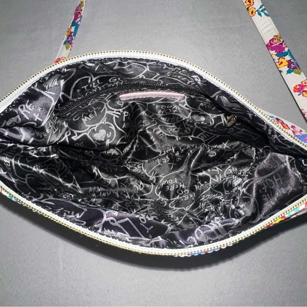 Betsey Johnson • Beautiful White Floral Crossbody Purse Shoulder Purse Heart - Picture 6 of 12